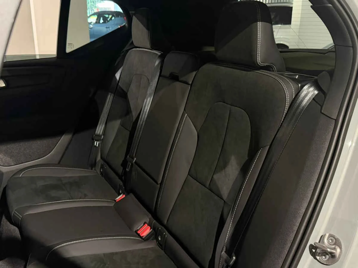 Volvo EX40 2025