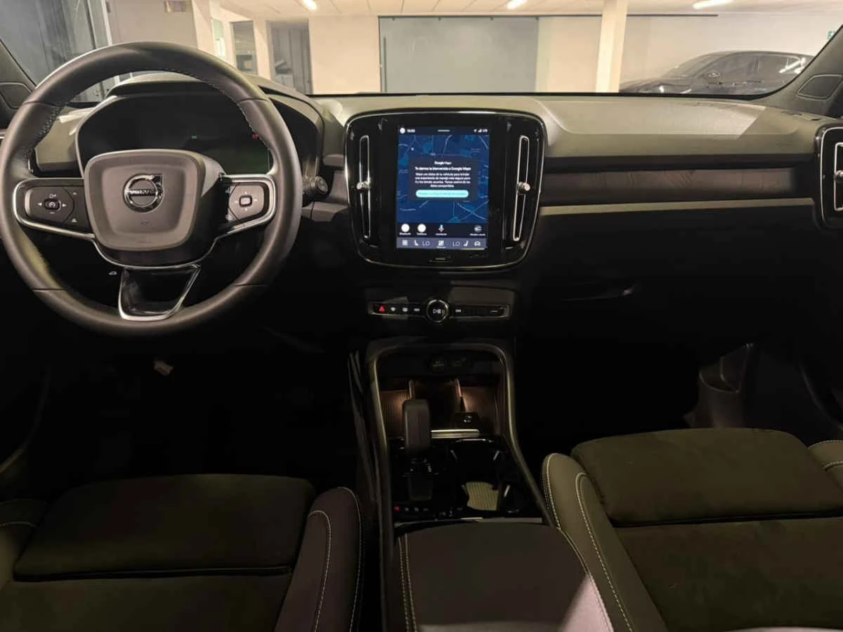 Volvo EX40 2025