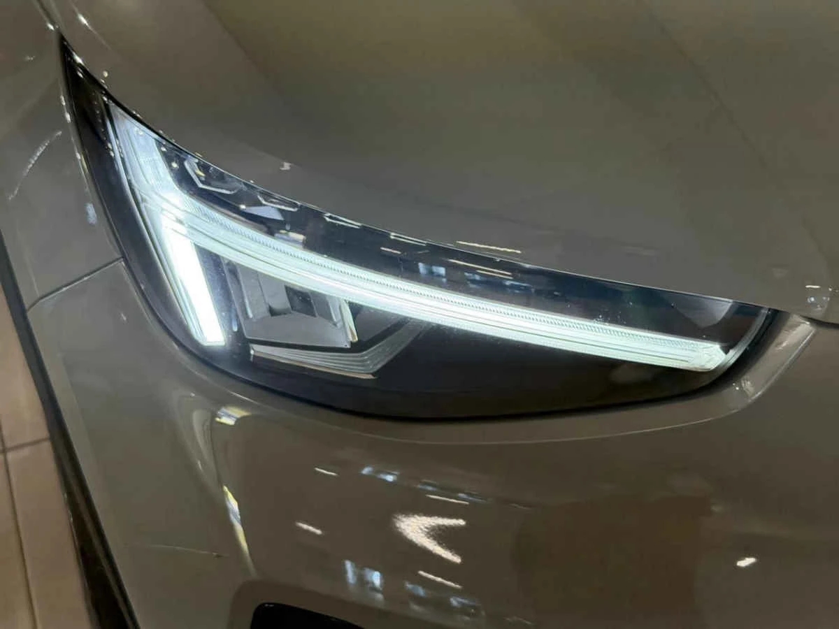 Volvo EX40 2025