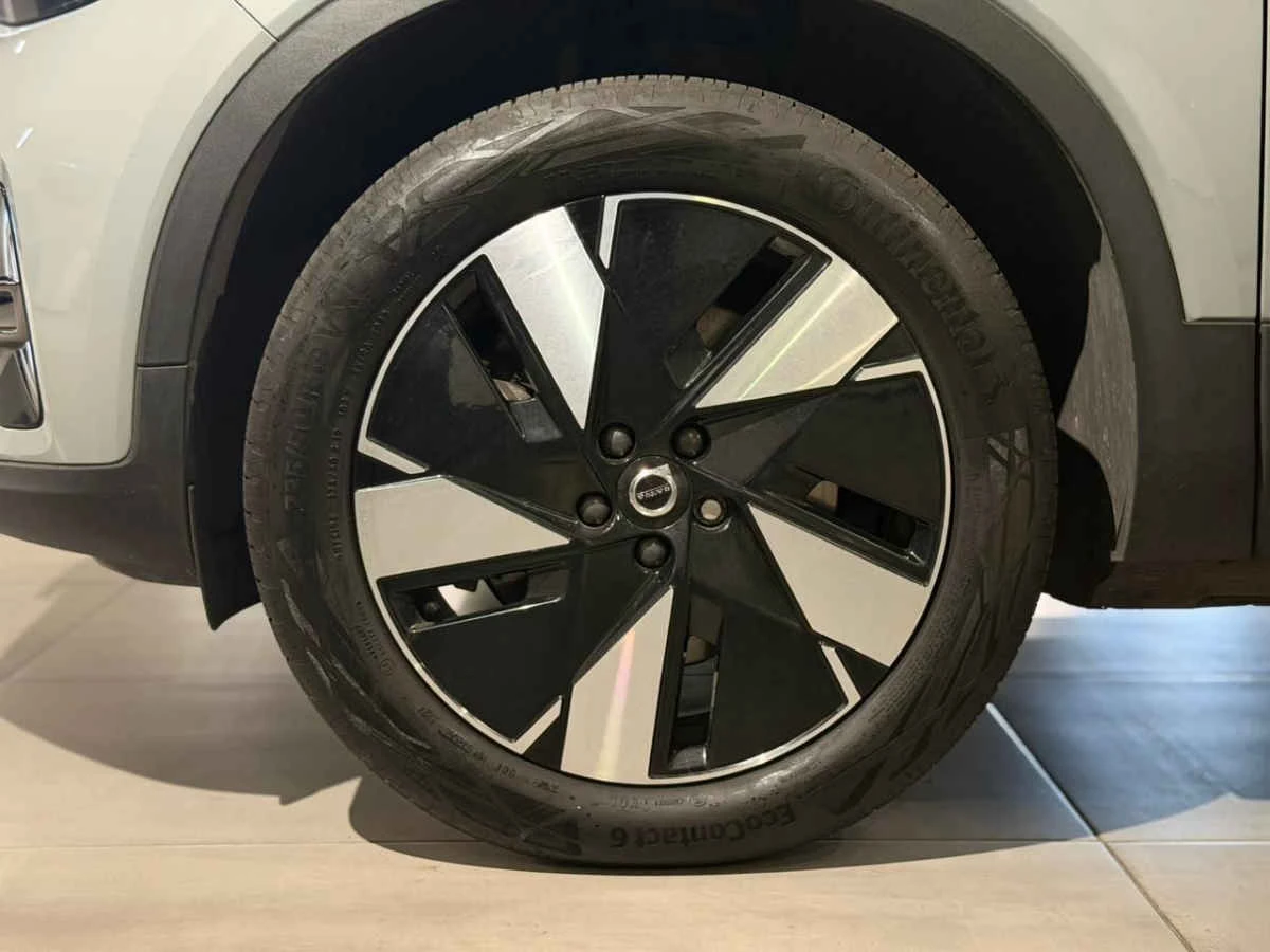 Volvo EX40 2025
