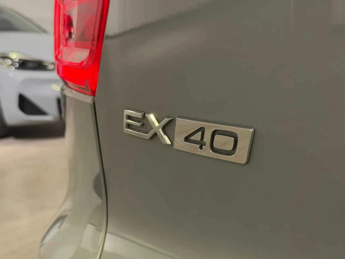 Volvo EX40 2025