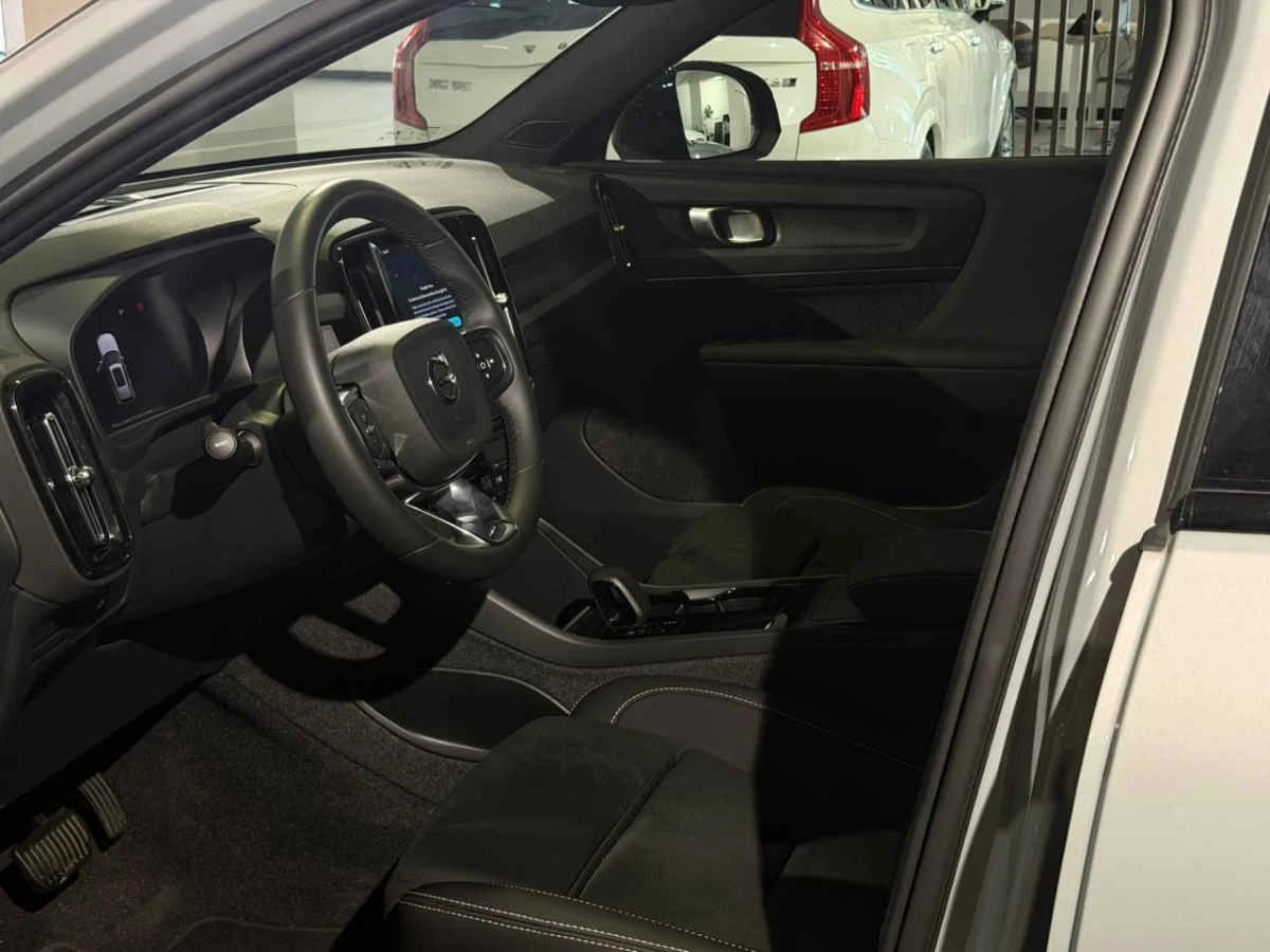 Volvo EX40 2025