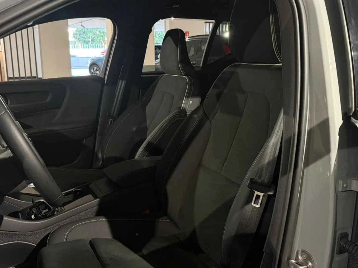 Volvo EX40 2025