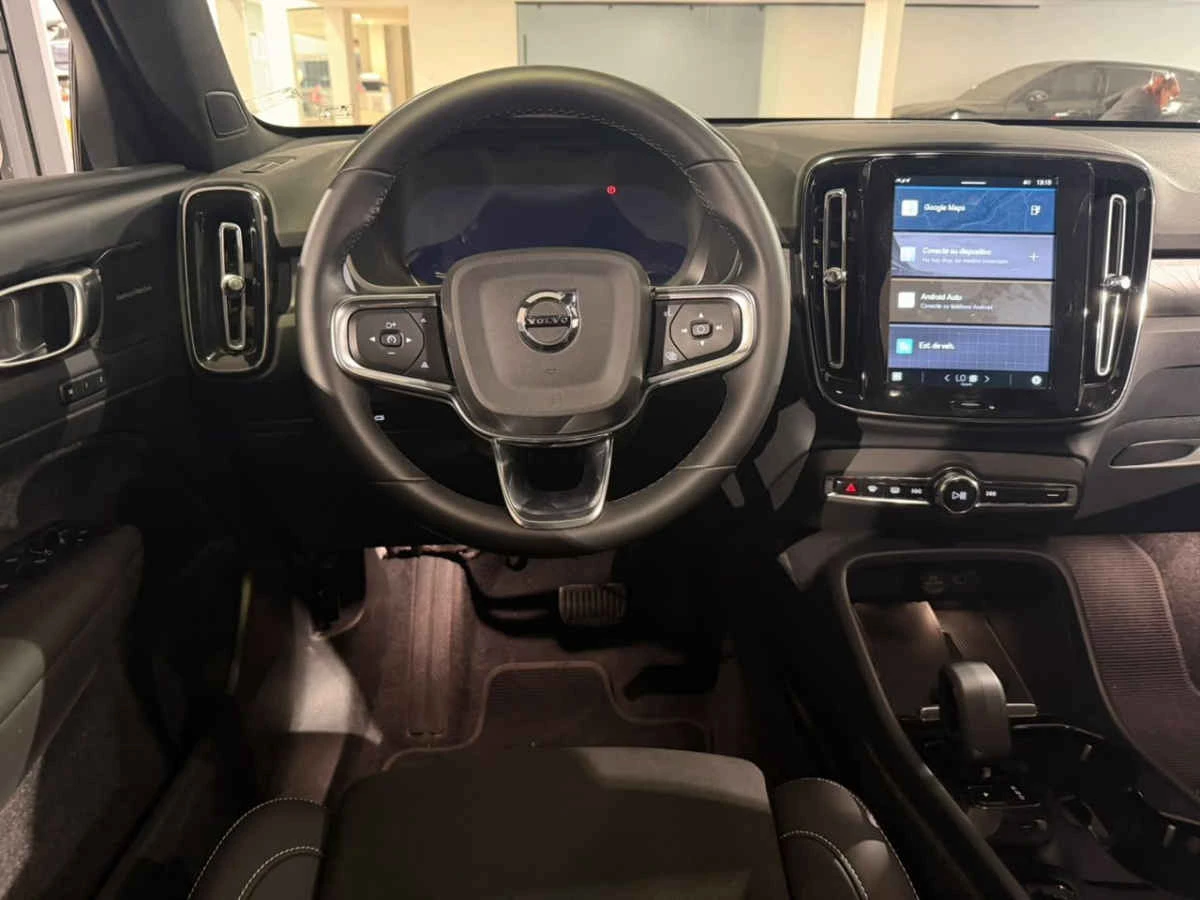 Volvo EX40 2025