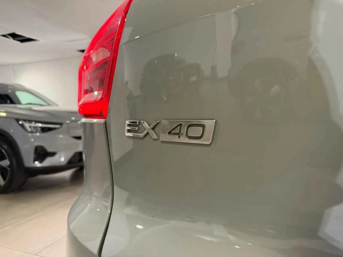Volvo EX40 2025